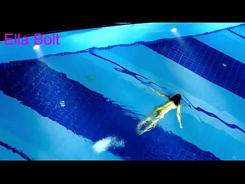 ❤️ म हेर्न रोक्न सक्दिन, जवान गोरा ELLA BOLT रिसोर्ट पूलमा नग्न पौडी खेल्दै समातियो ❤ सेक्स ☑