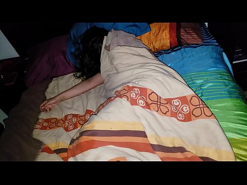 ❤️ सौतेनी आमा सुतेको बेला आफ्नी जवान सौतेनी आमालाई पिट्दै। ❤ सेक्स ☑